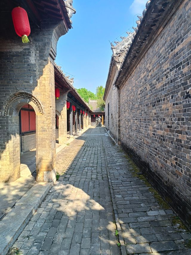 全國重點文保單位，中國唯一完整保存至今的清代知府衙門。南陽府衙始建於元朝，距今已有七百五十多年歷史。