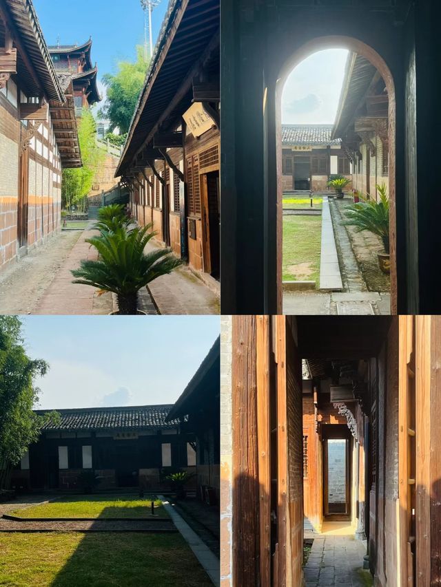信江書院是信江畔遇到的第二座古代書院，始建於清康熙年間，院落保存完整，是上饒市區最值得一遊的古蹟。