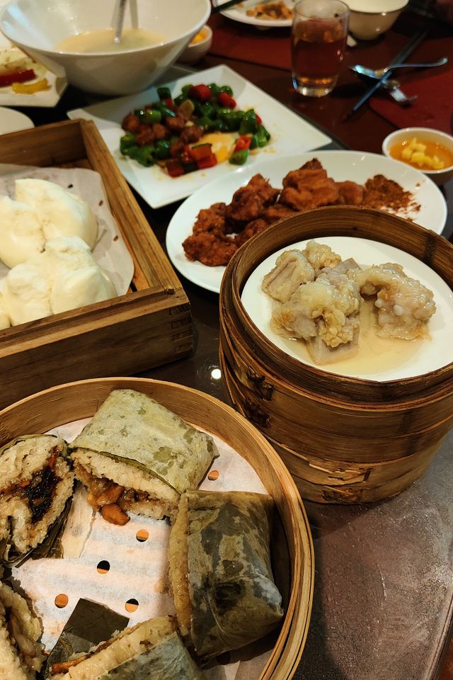 昆明人均一百多元就能吃到扶牆走的五星級酒店。
