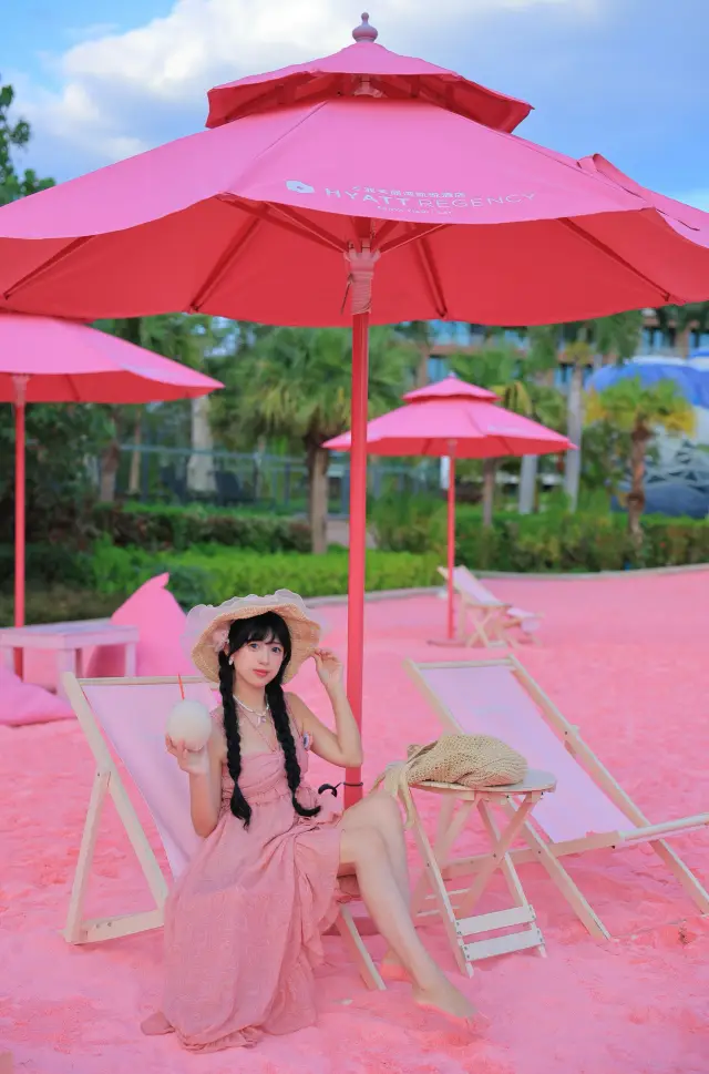 I found a dreamy pink beach in Sanya. 