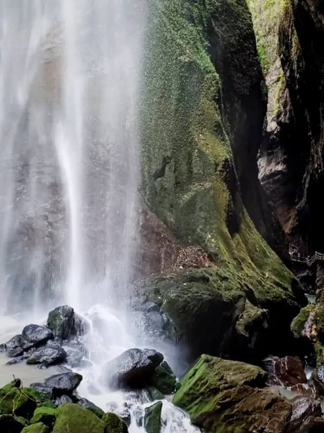 Longshuixia: Hiking Eden in The Middle of Karst Realm