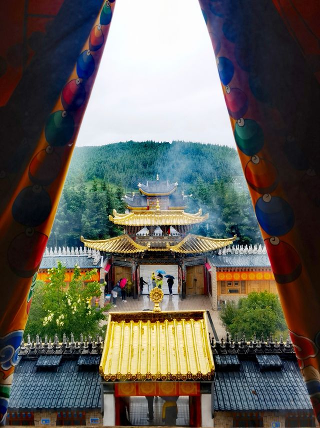登上九層佛閣，俯瞰甘南的心靈秘境