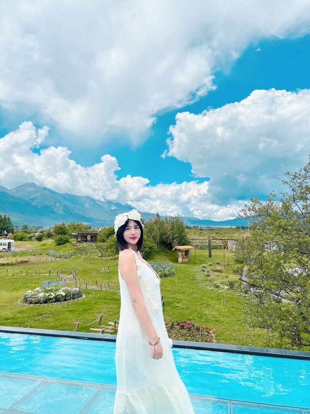 喺麗江！雪山下嘅秘密花園咖啡館太靚啦  同姊妹一齊出嚟旅行啦，發現咗喺玉龍雪山腳下，藏住一座被鮮花簇