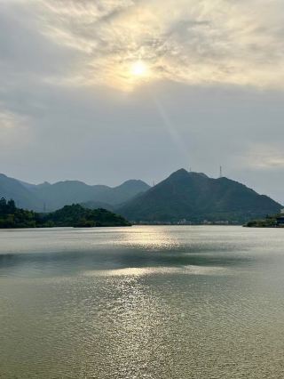 When the moon is reflected on the water, you will find a lake of tranquility in your heart