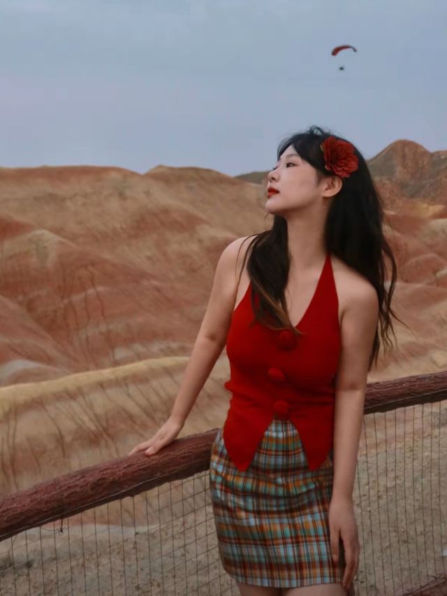 遇見最美七彩丹霞天拍照超出片！五顏六色的山丘像打翻的調色