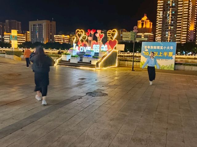 夜晚漫步感受建築魅力  百年東街 10月内地游