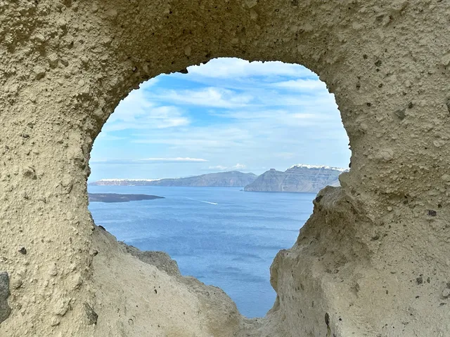 對聖托里尼印象大多來源於它藍白一面的浪漫，但其實粗獷美也是聖托里尼鮮少宣傳的一張名片！Fira為中心