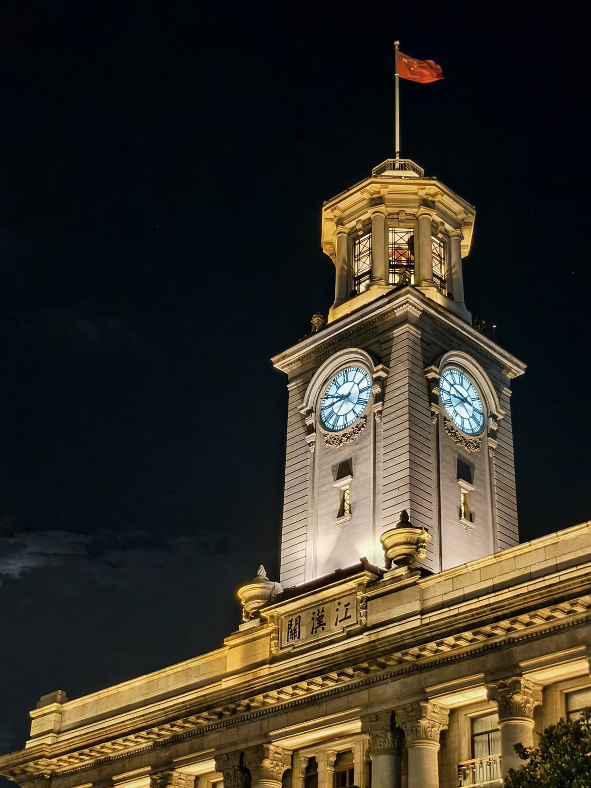 #11月好去處2025
好的,已為您切換至繁體字模式。
您提到的「江漢關鐘樓」正是武漢最具標誌性的歷史建築之一。它並非一個獨立的鐘樓,而是江漢關大樓的組成部分。
這座建築是武漢近代史的見證,也是漢口作為中國重要通商口岸的象徵。
---
江漢關鐘樓:武漢的「城市計時器」
江漢關鐘樓位於湖北省武漢市江岸區沿江大道95號,矗立於長江之濱、漢口江灘入口處。它建於1924年,是中國現存最早的三座海關大樓之一,其頂部的鐘樓是整個建築最引人注目的部分,被譽為武漢的「城市名片」和漢口開埠的紀念碑。
📍歷史沿革
· 開埠設關:1862年,清政府在漢口設立海關,命名為「江漢關」。
· 大樓落成:1924年,由英國建築師景明設計的江漢關大樓竣工,其鐘樓成為當時漢口最高的建築和權力與財富的象徵。
· 功能變遷:大樓一直作為海關辦公使用,直至新中國成立後。
· 華麗轉身:2015年,大樓以江漢關博物館的身份向公眾免費開放。
📍建築與藝術特色
鐘樓是整座大樓的靈魂,展現了歐洲古典主義風格。
1. 標誌性鐘樓:
· 鐘樓高聳,使整座建築氣勢恢宏。樓內的大鐘由英國沃特公司製造,機芯為原裝,百年來一直準確運行。
· 其報時曲為著名的 《威斯敏斯特》報時曲,沉穩悠揚的鐘聲曾是幾代武漢人的集體記憶,至今仍在整點敲響。
2. 精美的建築細節:
· 三段式構圖:立面採用嚴謹的古典主義三段式設計,莊重和諧。
· 愛奧尼柱式:主入口處設有高大的愛奧尼石柱,顯得優雅而有力。
· 寓意深刻的雕刻:大樓外牆有精美的石刻浮雕,包括象徵海關的舵輪、鐵錨以及船帆等圖案。
📍今日功能:江漢關博物館
如今,大樓作為博物館對公眾開放,其內部展陳分為三大部分:
· 「漢口開埠」:展示武漢作為通商口岸的歷史。
· 「艱辛探索」:再現了江漢關的具體工作場景。
· 「走向復興」:展示了武漢的現代化歷程。
參觀者不僅可以了解武漢的近代史和海關史,還可以近距離觀看百年機械大鐘的運作。
📍參觀資訊
· 地址:武漢市江岸區沿江大道95號。
· 交通:乘坐武漢地鐵2號線、6號線至江漢路站,步行約5-10分鐘即可到達。
· 開放時間:每週二至週日 9:00-17:00(16:00停止入館),週一閉館。
· 門票:免費對外開放,通常需憑有效身份證件預約。
總結來說,江漢關鐘樓是一位無聲的歷史講述者。它用其莊嚴的鐘聲和沉默的姿態,見證了武漢從近代開埠到現代化大都市的百年巨變,是您理解武漢這座城市歷史與性格的必到之地。