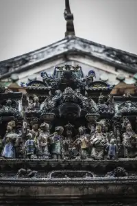 坐在祖廟的紅牆下，我拍到了佛山的魂。