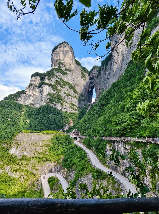 **天門山全攻略|99道彎公路+999級天梯+穿越雲霧的纜車** **三大必玩王炸組合**1 **天門山全攻略|99道彎公路+999級天梯+穿越雲霧的纜車** **三大必玩王炸組合**1