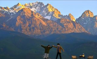 Life advice: You must come to Lijiang to take wedding photos when the golden mountain is illuminated by the sun! 