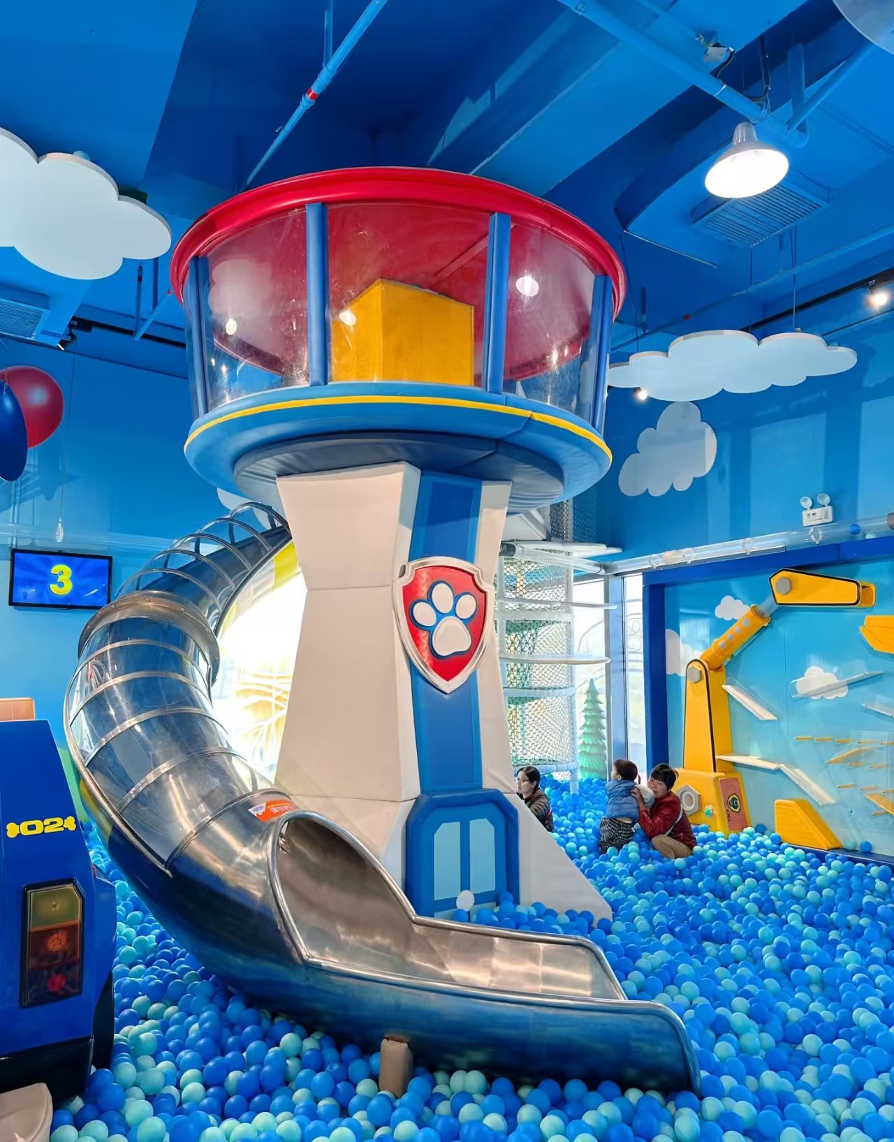 Nick Playtime Shenzhen
Building 2-2B, Happy Coast, Nanshan District, Shenzhen (next to China Film International Cinema)
🚇Transportation: Take Metro Line 9 to Shenzhen Bay Park Station, Exit E, 5 minutes walk to the venue
🚗Driving: Navigate directly to "Nick Playtime," underground parking is 10 RMB/hour.

🕙Opening Hours: Monday, Wednesday to Sunday 10:00-21:00, Tuesday closes early at 20:00.

🎢Four Major Themed Zones Play Guide:
❤️‍🔥Paw Patrol Zone (Must visit!):
Chase’s Fire Truck🚒 Ride the fire truck, simulate rescue missions, instantly become a "little firefighter hero"!
Skye’s Helicopter🚁 Control the helicopter basket, experience the thrill of "air rescue," kids get super excited!
Daily Meet & Greet: 11:00, 15:00, 18:00, Chase, Marshall, and Skye all appear, kids can take photos and interact, a super exciting fan moment🤩
❤️‍🔥SpongeBob Bikini Bottom Zone:
Jellyfish Catching Game🎮 Use a net to "catch" virtual jellyfish, kids can’t stop playing!
Squidward’s Music House: Watch funny SpongeBob clips in a 4D theater, seats spray water and vibrate!
❤️‍🔥Teenage Mutant Ninja Turtles Sewer Zone:
Training Camp Climbing Frame: Slides, rope nets, tunnels, kids become "Ninja Turtles" crossing the sewer, releasing energy to the fullest!
Shell Basketball: Shoot baskets with "turtle shells," though the hit rate is low, kids love it!
❤️‍🔥Dora’s Jungle Adventure Zone:
Treasure Map Hunt: Find "treasures" following Dora’s clues, learning English while playing, fun and educational~
Monkey Zipline: Zip through the "jungle" on a zipline, cautious kids beware!

💡Parent-Child Play Tips:
💛Avoid Peak Times: On holidays, enter before 10 AM to avoid crowd control and queues; after 3 PM it gets crowded, so start with indoor attractions like SpongeBob’s Lab.
💛Bring Your Own Gear: Non-slip socks (15 RMB/pair on site), water bottle, and some snacks.
💛Check the Schedule in Advance: Follow the official WeChat account "Nick Playtime," weekly themed activities are updated. Book ahead, and on birthdays, get free character stickers and badges!
💛Parent-Child Restaurant Tips: The restaurant is called "Nick Kitchen," offers a 58 RMB kids’ meal with Paw Patrol themed tableware; dinner orders are not accepted after 7 PM, it’s recommended to dine before 5 PM to avoid peak hours.