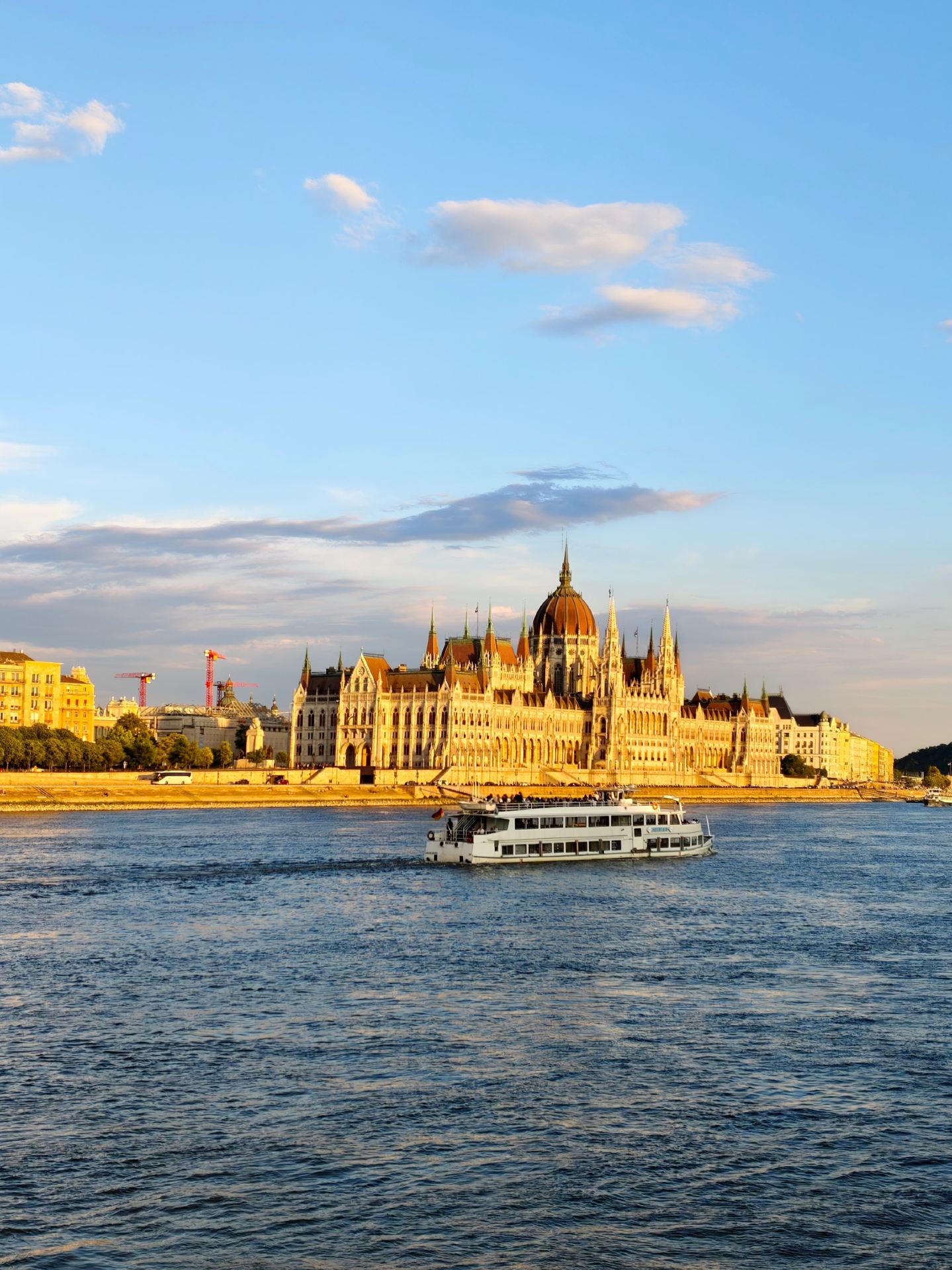 Sông Danube ở Budapest: Cảnh đẹp nhất là khi ngắm nhìn từ trên thuyền!