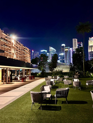 Cahaya bintang di malam hari di hotel dengan kolam renang tanpa batas yang menakjubkan di Singapura ini benar-benar romantis!