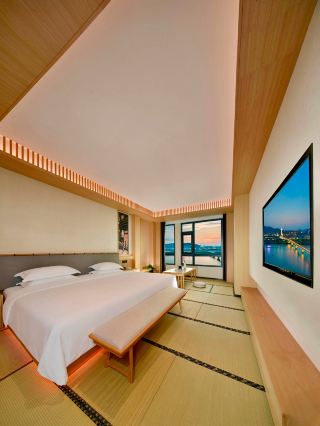 A hidden gem in Changsha's Wuyi Square: a wooden-style hotel where you can enjoy night views of the Xiang River from bed