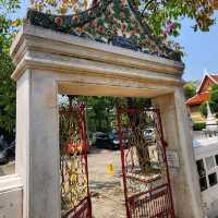 วัดศาลาครืน ขอพร "หลวงพ่อสี่เข่า" หนึ่งเดียวในไทย