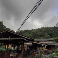 หมู่บ้านท่ามกลางธรรมชาติ"แม่กำปอง"