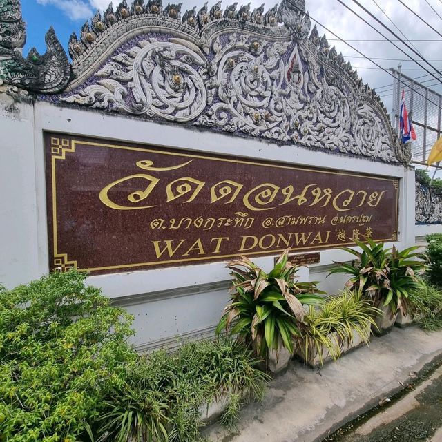 Wat Donwai Floating Market Near Bangkok