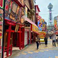 大阪観光スポット！通天閣の福の神ビリケン神社
