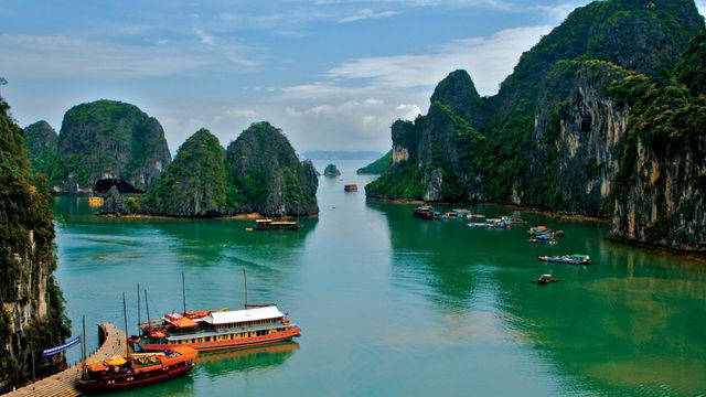 HaLong Bay - Dragon on the beach VietNam 