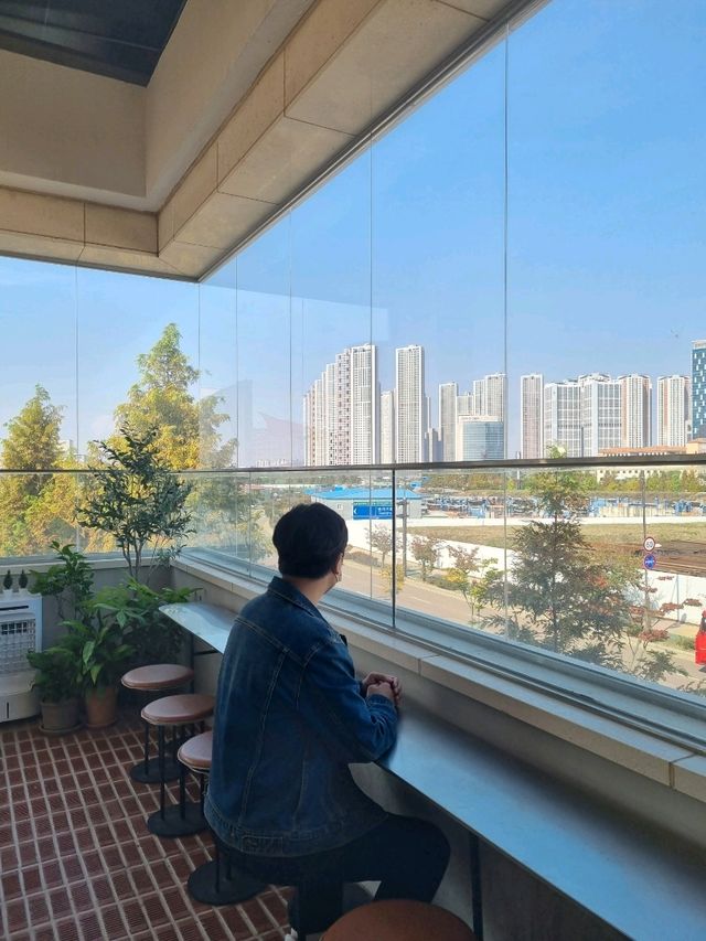 멋진 호수뷰 감성 카페에서