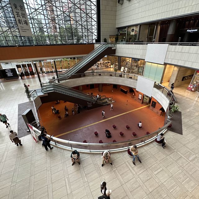 【東京】美しい内観、芸術の集う場所！東京芸術劇場内観