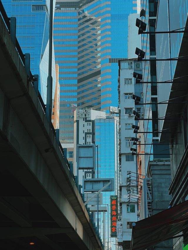 Capture this dynamic photo of a HK taxi in Causeway Bay! 📷