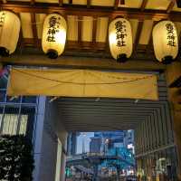 曽根崎横丁の露天神社…通称お初天神は、夜のライトアップが綺麗な神社