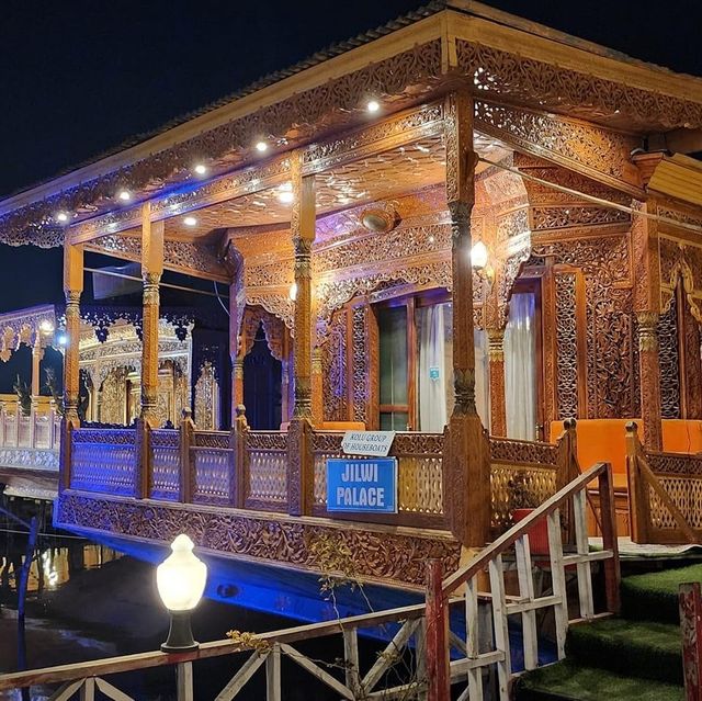 A must experience house boat in Kashmir 