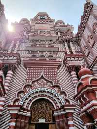 🇱🇰 Stunning Red Mosque in Pettah Market 