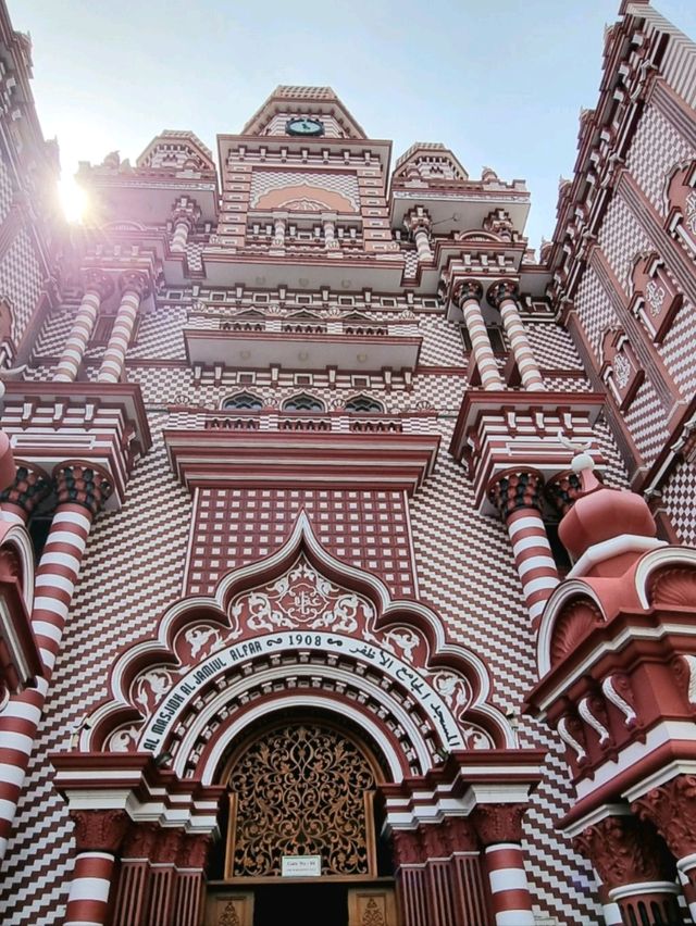 🇱🇰 Stunning Red Mosque in Pettah Market 