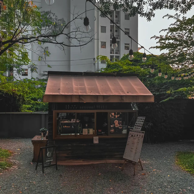คาเฟ่ย่านสุขุมวิท "The Wood Land"