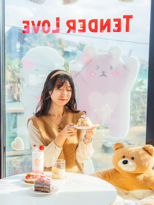 ❤️빨간 하트 가득한 통창 세화 해수욕장뷰 카페 [텐더럽]🥐