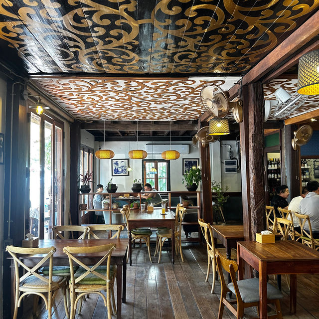 คาเฟ่สไตล์ฝรั่งเศสที่หลวงพระบาง