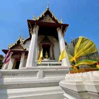 ไหว้พระที่วัดหน้าพระเมรุ  อยุธยา 