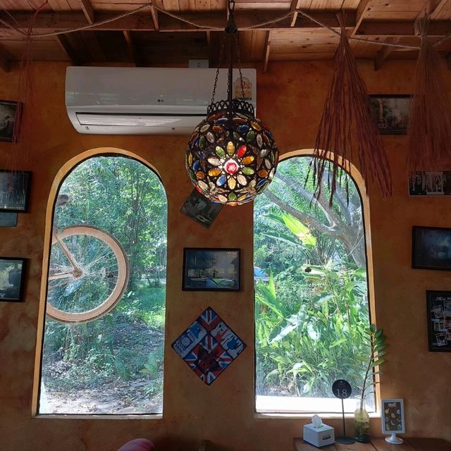 Zombie Cafe' เปลี่ยนบ้านเก่ามาเป็นร้านกาแฟ