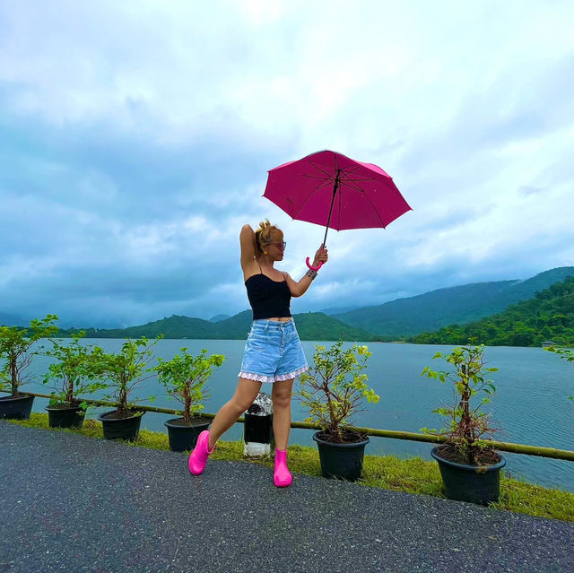 ฝนมาแล้ว บูทกับร่มพร้อมมมมค่ะ