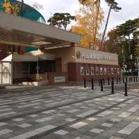 北海道第一座動物園，有北極熊館和日本最大象舍