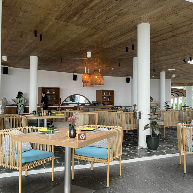 Le Meridien Phuket Mai Khao Beach Resort