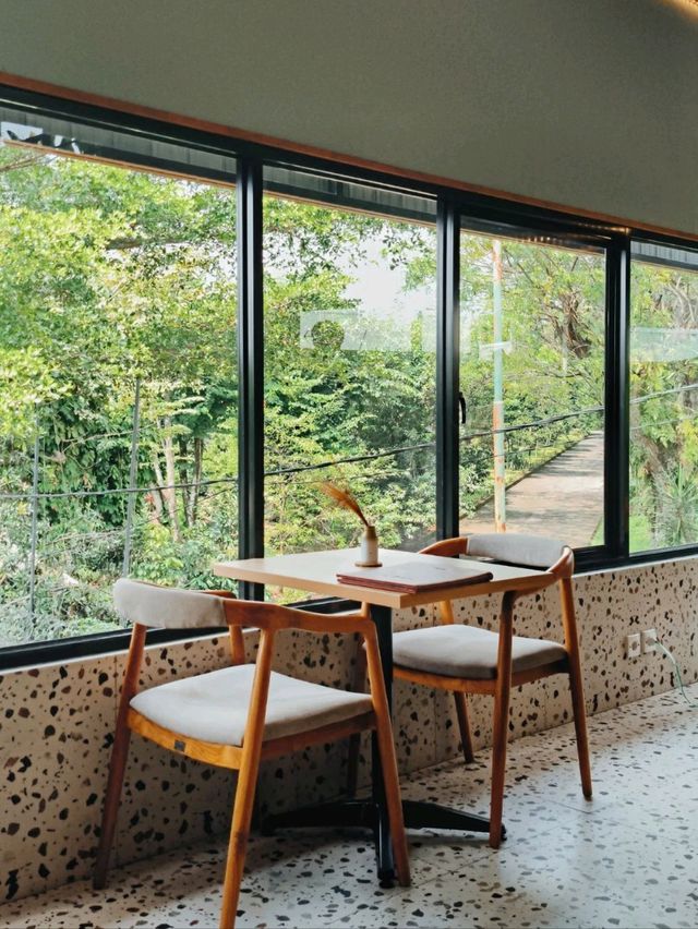 CROVECOFFE | THIS GARDEN-VIEW CAFE