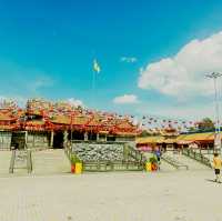 Explore Si Thian Kong Temple: Stunning Decor and the Fun Shouting Fountain