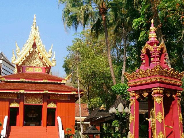 ไหว้พระเจ้าล้านทองและพระหยกเชียงราย