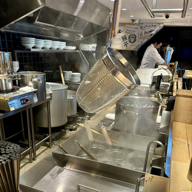 【大阪・十三】じっくり煮出した豚骨スープと水が決め手「創業麺類元年 1代目猿肉亭」