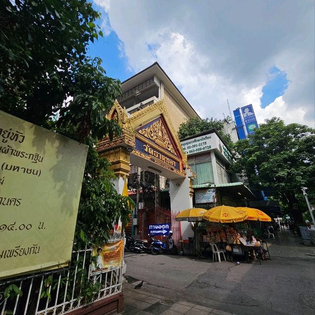 วัดธาตุทอง: วัดดังใจกลางกรุงเทพฯ