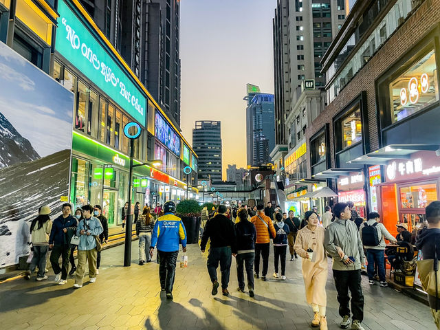 南京西路의 밤거리...상하이 최대 스타벅스 인근..
