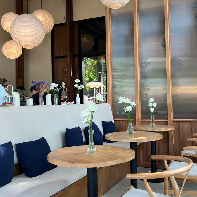 So Into cafe & eatery, เชียงใหม่ 🌸🌼🪻