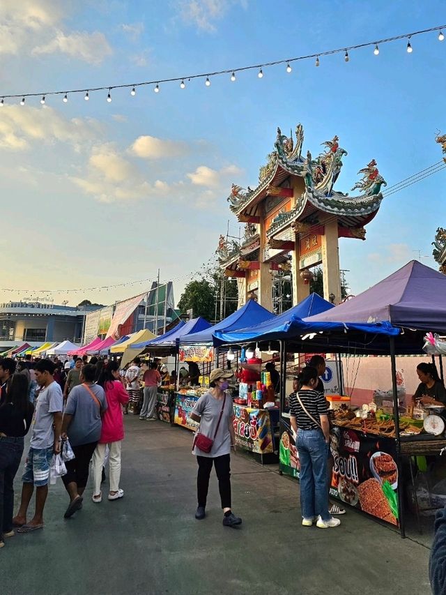 ตลาดสราญยามเย็น สุดชิลริมแม่น้ำแม่กลอง