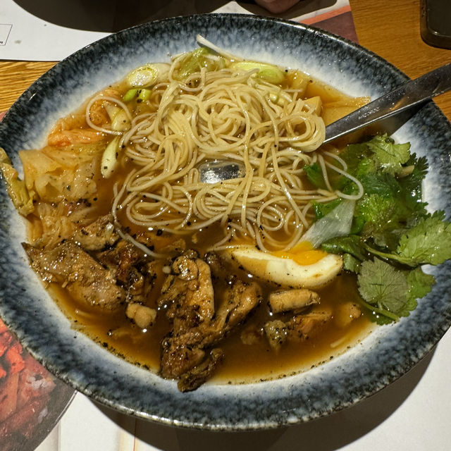 カウンターで回転寿司のレーンが流れるレストラン🥢