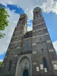 慕尼黑聖母大教堂‐感受這座壯麗宗教建築的神聖魅力⛪✨，每個細節都令人驚嘆📸🤩