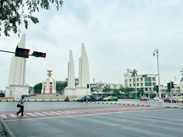 泰國曼谷著名紀念碑：民主紀念碑，適合拍照打卡、了解歷史、休閒觀光旅遊